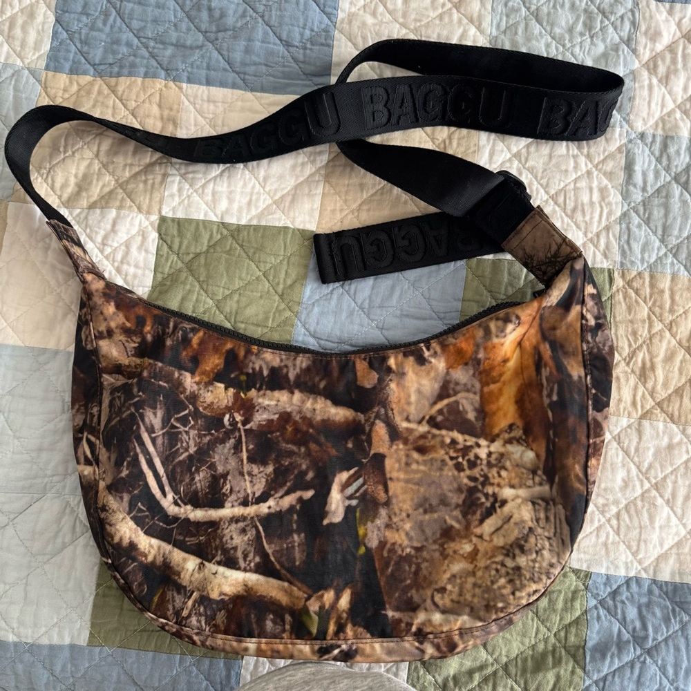 Medium Crescent Camo Baggu